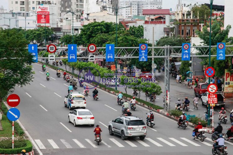 Phân biệt lỗi sai làn và lỗi không tuân thủ vạch kẻ đường. Các tài xế nên biết tránh mất tiền oan